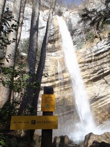Vue sur la cascade de 40m du canyon de l'Alloix, sur le chemin de la via ferrata